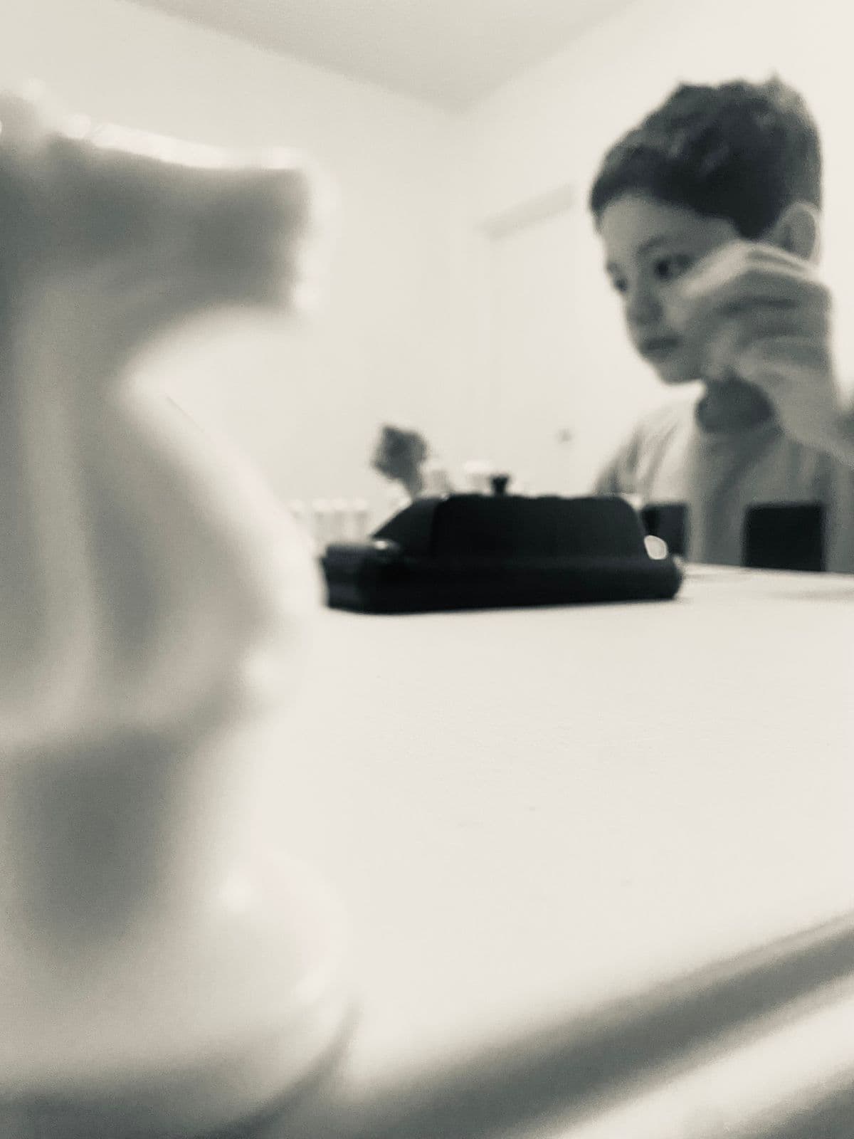 Niño concentrado analizando una posición